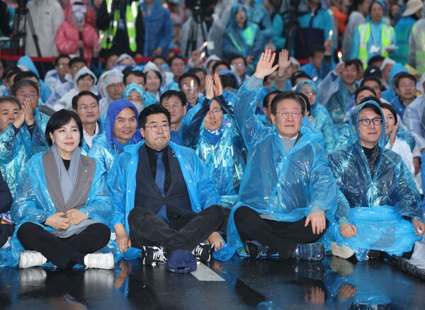 더불어민주당 이재명 대표가 1심 유죄판결 다음날  열린 '김건희 윤석열 국정농단 규탄·특검 촉구 제3차 국민 행동의 날' 장외 집회에 참석하고 있다. [사진=연합뉴스]