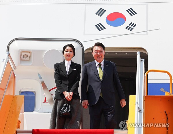 한일 정상회담과 아세안 정상회의 관련 일정을 마친 윤석열 대통령과 부인 김건희 여사가 11일(현지시간) 라오스 비엔티안 왓타이 국제공항에서 귀국하기 전 전용기인 공군 1호기에 올라 인사하고 있다. 2024.10.11 [사진=연합뉴스]