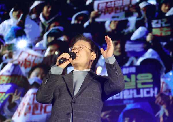 더불어민주당 이재명 대표가 16일 오후 서울 광화문광장 인근에서 열린 '김건희·윤석열 국정농단 규탄·특검 촉구 제3차 국민 행동의 날'에 참가해 발언하고 있다. [사진=연합뉴스]