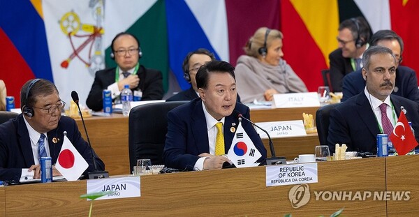 윤석열 대통령이 18일(현지시간) 브라질 리우데자네이루 현대미술관에서 열린 19차 주요 20개국(G20) 정상회의 제1세션에 참석해 발언하고 있다. 왼쪽부터 이시바 시게루 일본 총리, 윤 대통령, 레제프 타이이프 에르도안 튀르키예 대통령.[사진=연합뉴스]