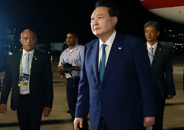  19차 주요 20개국(G20) 정상회의에 참석하는 윤석열 대통령이 17일(현지시간) 브라질 리우데자네이루 갈레앙 공군기지에 도착해 공항을 나서고 있다.[사진=대통령실 제공]