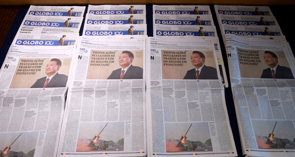  대통령실은 17일(현지시간) 주요 20개국(G20) 정상회의 참석을 위해 브라질을 방문 중인 윤석열 대통령이 브라질 일간지 와 서면 인터뷰를 갖고 미국 신행정부 출범으로 심화 가능성이 점쳐지는 미-중 간 전략경쟁에 대한 해법을 내놓았다고 밝혔다. 사진은 브라질 리우데자네이루의 한국 프레스센터에 비치된  신문.[사진=연합뉴스]