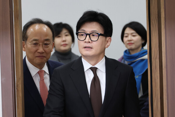 국민의힘 한동훈 대표와 추경호 원내대표가 18일 오전 서울 여의도 국회에서 열린 최고위원회의에 참석하고 있다 [사진=연합뉴스]