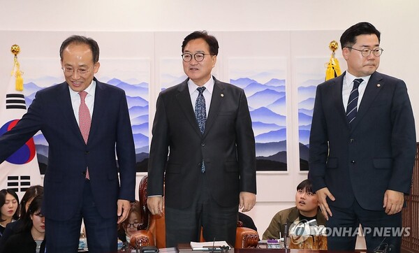 국민의힘 추경호 원내대표(왼쪽)와 더불어민주당 박찬대 원내대표(오른쪽)가 18일 국회의장실에서 우원식 의장과 만나 회동에 앞서 인사한 뒤 자리로 향하고 있다. [사진=연합뉴스]