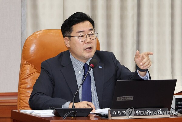 19일 오전 열린 국회 국회운영위원회 전체회의에서 박찬대 위원장이 질의하고 있다. [사진=연합뉴스]