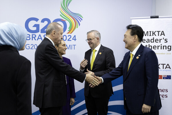 윤석열 대통령이 18일(현지시간) 19차 주요 20개국(G20) 정상회의가 열리는 브라질 리우데자네이루 현대미술관에서 한·믹타(MIKTA) 정상회동을 하며 레제프 타이이프 에르도안 튀르키예 대통령과 악수하고 있다.오른쪽부터 윤 대통령, 앤서니 앨버니지 호주 총리, 클라우디아 셰인바움 멕시코 대통령, 에르도안 튀르키예 대통령. [사진=연합뉴스]