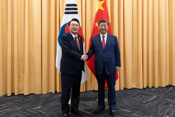 윤석열 대통령과 시진핑 중국 국가주석이 지난 15일 페루 리마에서 2년만의 정상회담을 앞두고 기념촬영을 하고 있다. [사진=대통령실 제공]