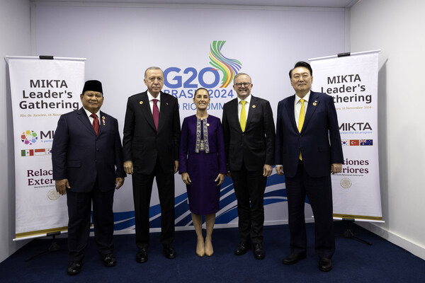 윤석열 대통령이 18일(현지시간) 19차 주요 20개국(G20) 정상회의가 열리는 브라질 리우데자네이루 현대미술관에서 한·믹타(MIKTA) 정상회동을 하며 기념촬영을 하고 있다.[사진=대통령실 제공]