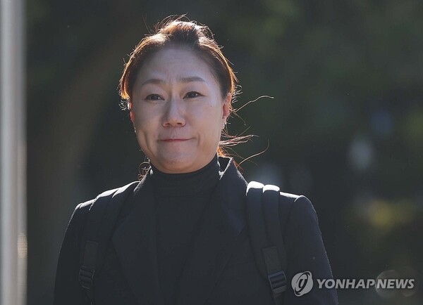'명태균 의혹'을 폭로한 강혜경 씨가 6일 오전 창원지방검찰청에 출석하고 있다. 강 씨는 김영선 전 국회의원의 회계 책임자였다. [사진=연합뉴스]