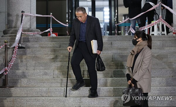 김건희 여사 공천 개입 의혹과 미래한국연구소의 불법 여론조사 의혹 등 사건의 핵심 인물인 명태균 씨가 8일 오후 경남 창원시 성산구 창원지방검찰청(창원지검)에서 조사를 마친 후 나오고 있다. 왼쪽은 변호인 김소연 변호사.[사진=연합뉴스]