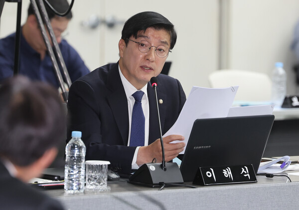 더불어민주당 이해식 의원이 22일 부산 연제구 부산시청에서 열린 국회 행정안전위원회의 부산시에 대한 국정감사에서 질의하고 있다[사진=연합뉴스]