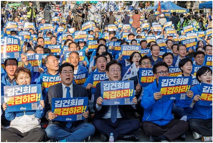 민주당은 3차례 주말 장외 집회를 열었으나 '김건희 특검' 촉구에 촛점을 맞추었다. 이재명 대표의 사법리스크가 현실화되면서 민주당의 '김건희 특검' 추진 동력도 약화되고 있다. 사진은 더불어민주당 이재명 대표, 박찬대 원내대표 등 민주당 의원들이 지난 2일 서울 중구 서울역 일대에서 더불어민주당 주최로 열린 '김건희 윤석열 국정농단 규탄·특검 촉구' 국민행동의 날 장외집회를 열고 있다. [사진=연합뉴스]