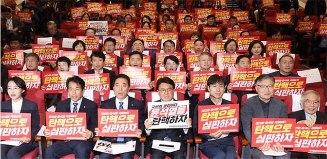 윤 대통령의 대국민담화 및 기자회견(7일) 이후 11월13일 국회 의원회관에서 야당 의원 41명이 ‘윤석열 탄핵 국회의원연대’ 발족식을 가졌다. [사진 = 연합뉴스]