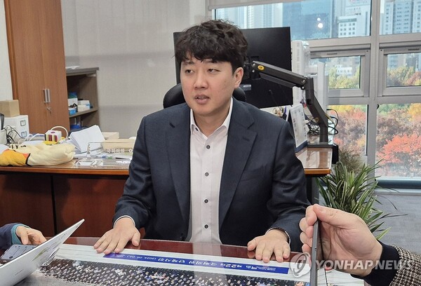 개혁신당 이준석 의원이 15일 국회 의원회관 사무실에서 기자들과 질의응답을 하고 있다. 2024.11.15 [사진=연합뉴스]