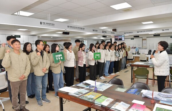 담양군, 민원인과의 소통을 위한 '1일직원강사제맞춤형친절교육'실시 [사진제공 = 담양군]