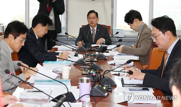 21일 오전 국회에서 열린 기획재정위원회의 조세소위원회에서 국민의힘 소속 박수영 위원장과 위원들이 회의를 진행하고 있다.[사진=연합뉴스]