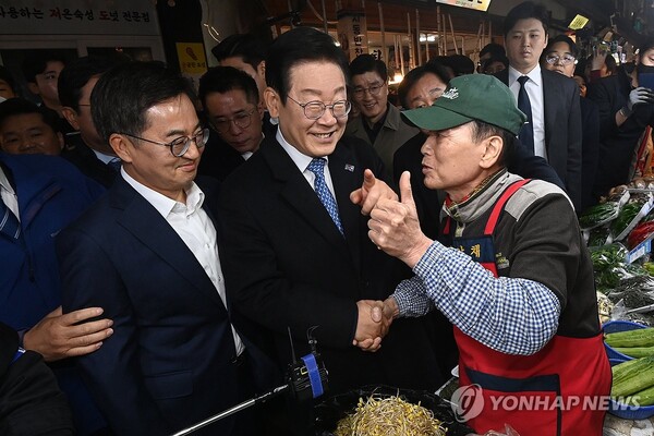 더불어민주당 이재명 대표와 김동연 경기도지사 21일 오전 경기도 수원시 팔달구 못골종합시장을 방문해 상인들과 인사하고 있다. [사진=연합뉴스]