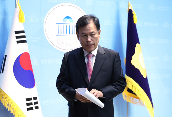 국민의힘 윤한홍 의원이 21일 서울 여의도 국회 소통관에서 기자회견을 열고 자신을 둘러싼 의혹에 대해 해명한 뒤 퇴장하고 있다. [사진=연합뉴스]