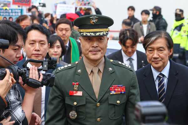 해병대 채모 상병 순직사건 수사 관련 항명 및 상관명예훼손 혐의로 기소된 박정훈 전 해병대 수사단장이 21일 오후 서울 용산구 중앙지역군사법원에서 결심 공판에 출석하고 있다[사진=연합뉴스]