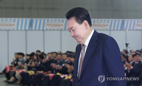 윤석열 대통령이 31일 경기도 고양시 킨텍스에서 열린 '2024 대한민국 소상공인대회 개막식'에 참석해 축사를 위해 단상으로 향하고 있다.[대통령실통신사진기자단] [사진=연합뉴스]