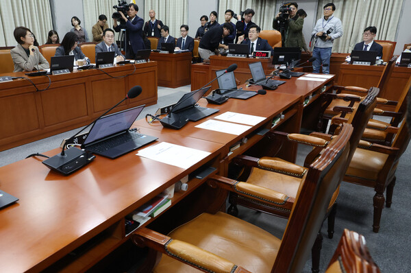 국회 운영위원회 국민의힘 의원들이 21일 2025년도 국회, 국가인권위원회, 대통령비서실 및 국가안보실, 대통령경호처 소관 예산안이 전체회의에 회부되자 항의의 의미로 집단퇴장했다. [사진= 연합뉴스]