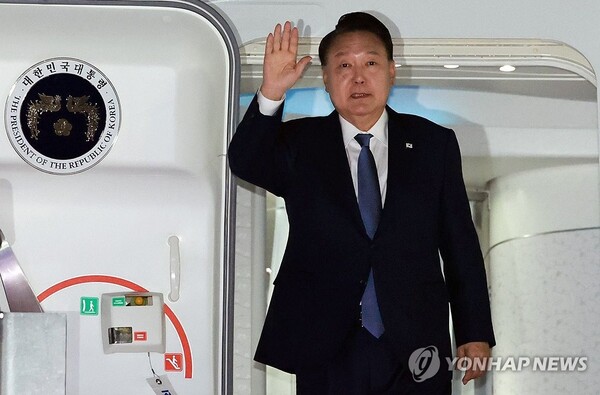 윤석열 대통령이 21일 31차 아시아태평양경제협력체(APEC) 및 19차 주요 20개국(G20) 정상회의 일정을 마친 뒤 성남 서울공항에 도착, 전용기인 공군 1호기에서 인사하고 있다. 2024.11.21 [사진=연합뉴스]