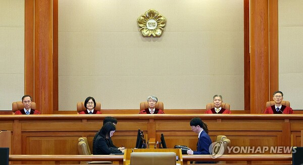 착석하는 헌재재판관들 [사진=연합뉴스]