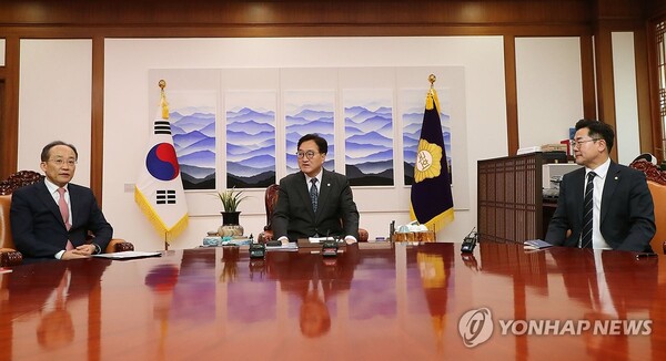 국민의힘 추경호 원내대표(왼쪽)와 더불어민주당 박찬대 원내대표(오른쪽)가 18일 국회의장실에서 우원식 의장과 회동을 하고 있다.[공동취재] [사진=연합뉴스]