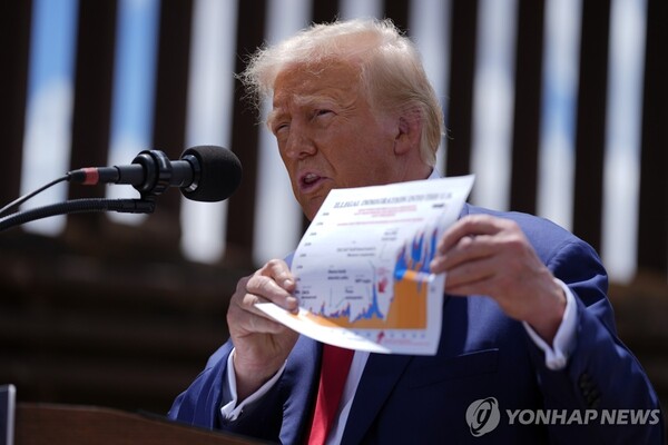 민주당 국경 정책 비판하는 트럼프 [사진=연합뉴스]