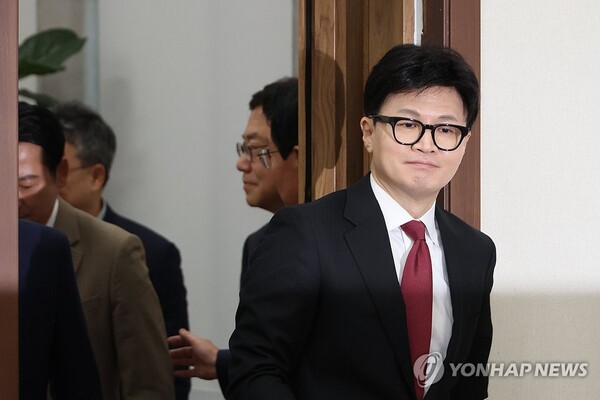 국민의힘 한동훈 대표가 21일 오전 서울 여의도 국회에서 열린 최고위원회의에 참석하고 있다. 2024.11.21 [사진=연합뉴스]
