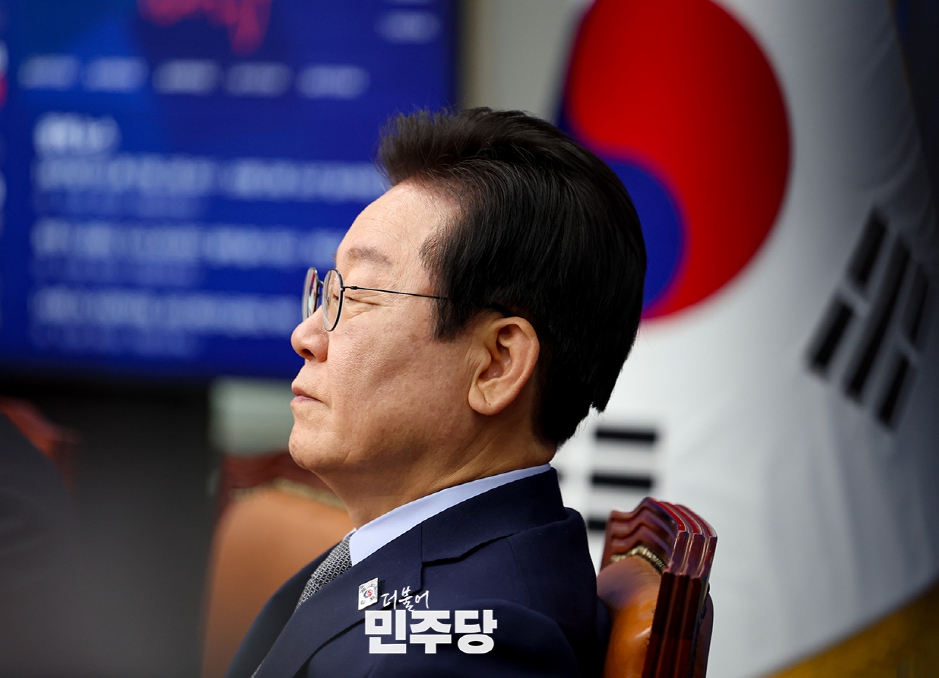 선거법 1심 재판에 이어 위증교사 1심재판을 앞두고 있는 이재명 대표의 사법리스크가 심각하다. 사진은 지난 20일 민주당 최고위원회의에 참석한 이 대표.  [사진=민주당 홈페이지]