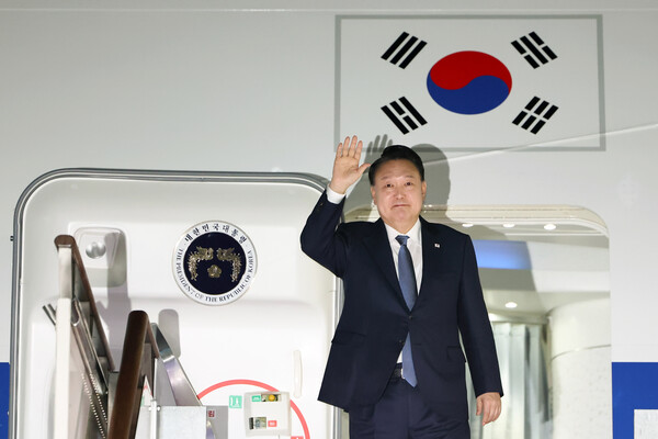 윤석열 대통령이 지난 21일 새벽 페루 브라질 순방을 마치고 서울공항에 도착해 마중나온 사람들에게 손을 흔들며 인사하고 있다. [사진=대통령실 제공]