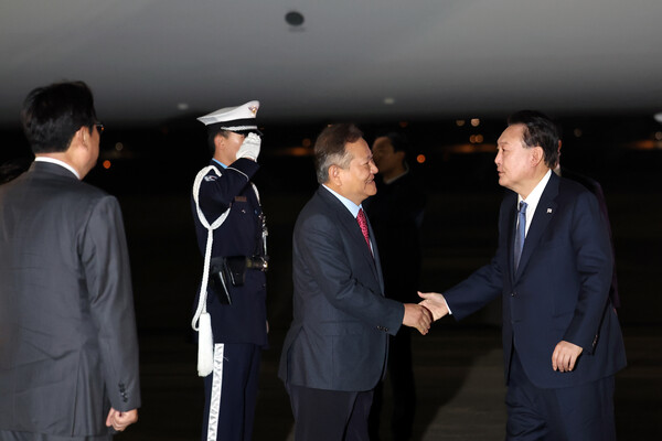 윤석열 대통령이 지난 21일 새벽 서울공항에서 페루 브라질 순방을 마치고 돌아오면서 마중나온 이상민 행정안전부 장관과 악수하고 있다. 이 장관은 올 연말 개각에서 최우선 교체대상으로 꼽히는 장수장관이다.  [사진=대통령실 제공]