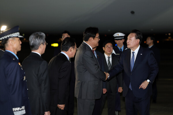 윤석열 대통령이 지난 21일 새벽 서울공항에서 페루 브라질 순방을 마치고 돌아오면서  마중나온 정진석 비서실장과 인사를 나누고 있다. [사진=대통령실 제공]