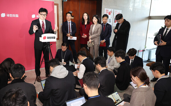 국민의힘 한동훈 대표가 25일 오전 국회에서 열린 최고위원회의를 마친 뒤 나와 취재진의 질문에 답변하고 있다. [사진=연합뉴스]