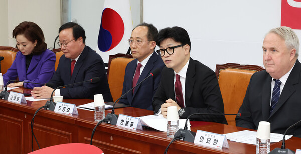 국민의힘 한동훈 대표(오른쪽 두번째)가 25일 오전 국회에서 열린 최고위원회의에서 발언하고 있다. [사진=연합뉴스]