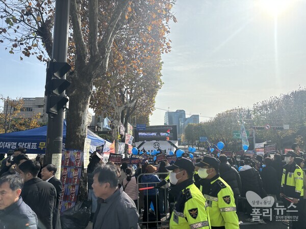 ‘더민주전국혁신회의’가 25일 검찰청 앞에서 이재명 무죄를 외치고 있다.[사진=안다인 기자]