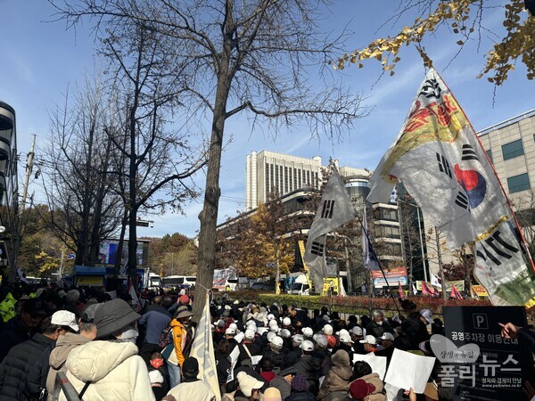 25일 서울중앙지방법원 앞에서 보수단체가 이재명 유죄를 외치고 있다.[사진=안다인 기자]