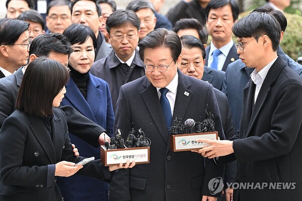 공직선거법 위반 사건 1심에서 징역형의 집행유예를 선고받은 더불어민주당 이재명 대표가 25일 오후 서울 서초구 서울중앙지법에서 열린 '위증교사' 혐의 사건 1심 선고 공판에 출석하며 법정으로 향하고 있다. [사진공동취재단] [사진=연합뉴스]