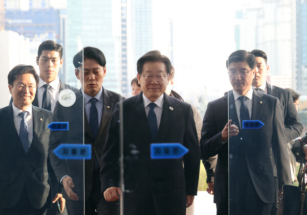 더불어민주당 이재명 대표가 25일 국회로 들어서며 미소를 짓고 있다. [사진=연합뉴스]