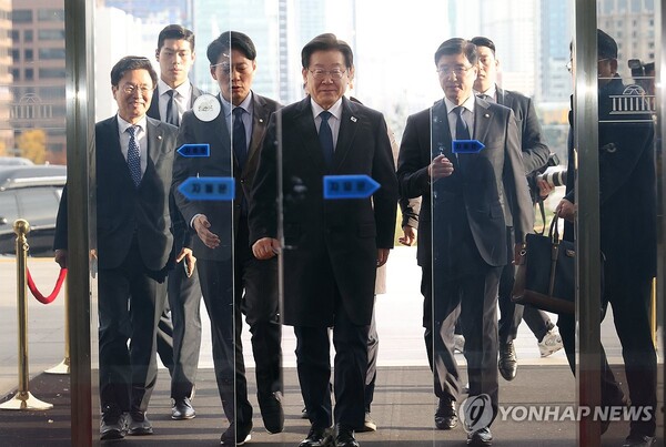 더불어민주당 이재명 대표가 25일 국회로 들어서며 미소를 짓고 있다. 이 대표는 이날 위증교사 혐의 사건에 대해 1심에서 무죄를 선고받았다. 2024.11.25 [사진=연합뉴스]