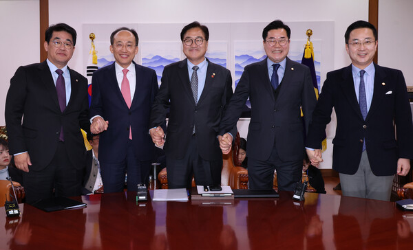 우원식 국회의장과 국민의힘 추경호 원내대표, 더불어민주당 박찬대 원내대표가 26일 서울 여의도 국회에서 채상병 순직사건 국정조사 특위 가동 등 현안을 논의하기 위한 여야 원내대표 회동에 앞서 기념촬영을 하고 있다. 왼쪽부터 국민의힘 배준영 원내수석부대표·추경호 원내대표, 우원식 국회의장, 더불어민주당 박찬대 원내대표·박성준 원내수석부대표. [사진= 연합뉴스]