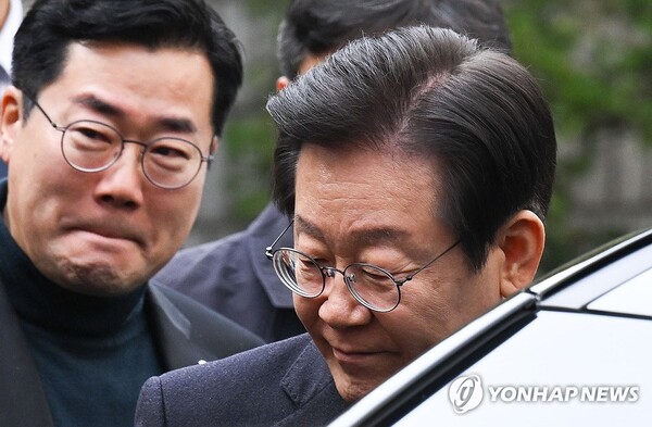 더불어민주당 이재명 대표가 25일 오후 서울 서초구 서울중앙지법에서 열린 '위증교사' 혐의 사건 1심 선고 공판에서 무죄선고를 받은 뒤, 차에 타기 전 의원들에게 인사를 하고 있다. 2024.11.25 [사진공동취재단] [사진=연합뉴스]