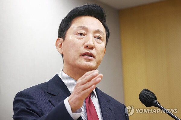 오세훈 서울시장이 26일 오전 서울시청 브리핑룸에서 열린 소상공인 힘보탬 프로젝트 기자설명회를 마친 뒤 명태균, 강혜경 씨 관련 질문에 답하고 있다. [사진=연합뉴스]