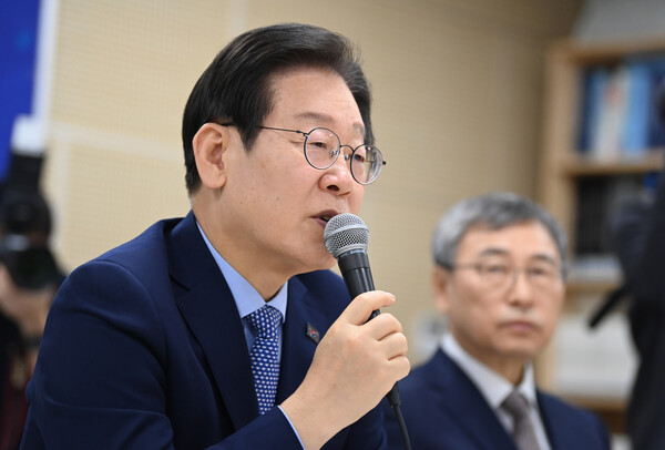 더불어민주당 이재명 대표가 27일 성동구 금호고등학교에서 열린 고교 무상교육을 위한 현장 간담회에서 발언을 하고 있다. 오른쪽은 정근식 서울시교육감 [사진=연합뉴스]