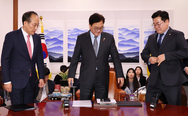 우원식 국회의장과 국민의힘 추경호 원내대표(왼쪽), 더불어민주당 박찬대 원내대표(오른쪽)가 26일 서울 여의도 국회에서 채상병 순직사건 국정조사 특위 가동 등 현안을 논의하기 위한 회동에 앞서 카메라를 향해 서고 있다. [사진=연합뉴스]