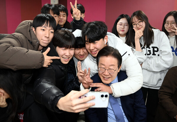 더불어민주당 이재명 대표가 27일 성동구 금호고등학교에서 열린 고교 무상교육을 위한 현장 간담회를 마치고 점심 식사를 하던 중 학생들과 함께 사진을 찍고 있다. [사진=연합뉴스]