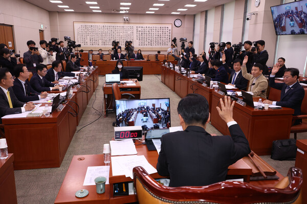 27일 서울 여의도 국회에서 열린 법제사법위원회 전체회의에서 정청래 위원장이 의사봉을 두드리고 있다. [사진= 연합뉴스]