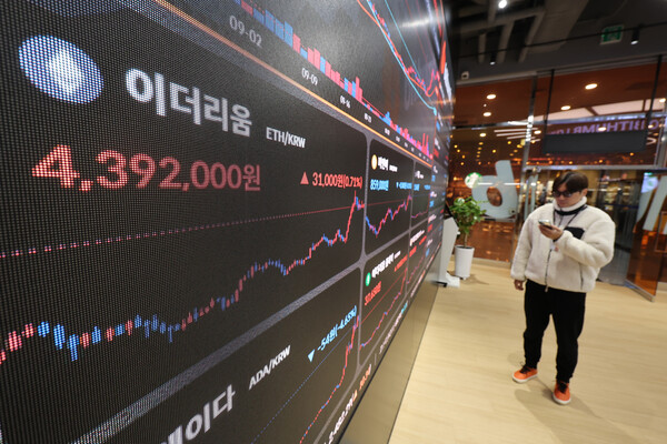 사진은 21일 오후 서울의 한 가상화폐소 현황판에 표시된 이더리움 실시간 거래 가격 [사진=연합뉴스]