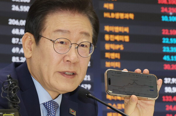 더불어민주당 이재명 대표가 28일 오전 서울 여의도 한국거래소에서 열린 대한민국 주식시장 활성화TF 현장 간담회에서 삼부토건 주식 차트를 들어 보이고 있다 [사진=연합뉴스]